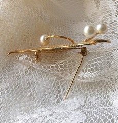 LOVELY VINTAGE LEAF BROOCH WITH THREE WHITE FAUX PEARLS-NICE MOTHER’S DAY GIFT!