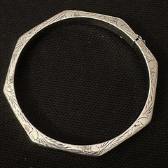 VINTAGE ESTATE STERLING SILVER HAND CARVED PUFFY OCTAGON BANGLE BRACELET 7 1/8”