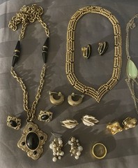 COSTUME JEWELRY LOT 1
