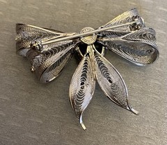 Vintage Sorrento Sterling Silver Filigree Ribbon Bow Brooch Hematite Gemstone