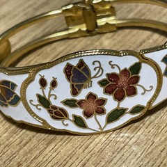 vintage white Cloisonné Enamel Jewellery Set Hinged Bracelet and matching Earing