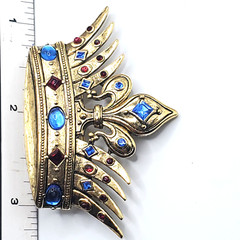 Vintage WONDERS 2004 ”Masters of Florence Medici” Rhinestone Crown Brooch Pin