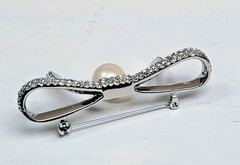 Ann Taylor Rhinestone Bow Brooch Faux Pearl Silver Tone Pin 2.6″