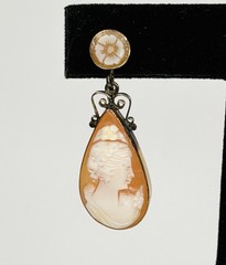 Vintage 14KT Gold Teardrop Shaped Handcarved Portrait Cameo Dangle Earrings