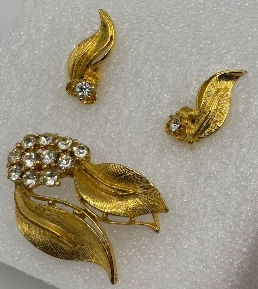 Vintage Unsigned Demi Parure Brushed Gold-Tone Leaves Rhinestone Brooch Clip Ear
