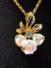 Vintage Avon Porcelain Rose Pendant Necklace Gold Tone Rhinestone 18″