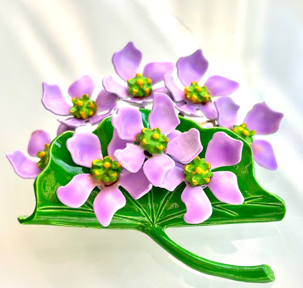 LOVELY LAVENDER PURPLE VIOLETS VINTAGE METAL ENAMEL FLOWER PIN CORSAGE GIFT