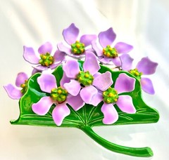 LOVELY LAVENDER PURPLE VIOLETS VINTAGE METAL ENAMEL FLOWER PIN CORSAGE GIFT