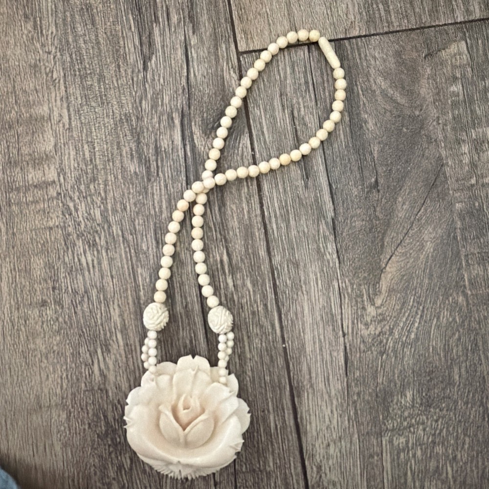 Antique Art Deco Hand-Carved Floral Statement Necklace – Creamy Natural Organic
