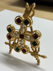 Joan Rivers Maltese cross Brooch Pin with stand Faux Pearls Green Red