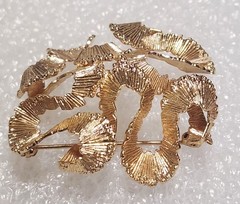 Henkel Grosse Germany 1968 Signed Textured Abstract Gold Tone Brooch Pin C647