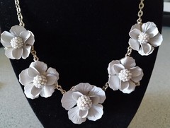 The Limited Faux Pearl Ball Center of A Creamy Beige Flower Choker Necklace #192