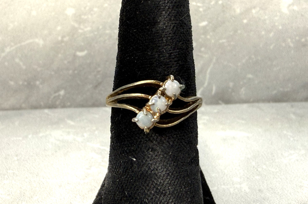 Vintage 18K HGE Opalescent Stone Gold Ring Size 5