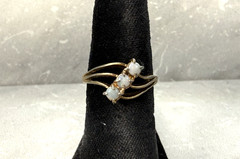 Vintage 18K HGE Opalescent Stone Gold Ring Size 5