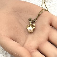 Vintage Charm Necklace Gold Tone Bow Faux Pearl 17″
