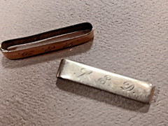Gold Plate Antique Pair of Childs or Adults Hair Clips- 1″ Wide Marked 1 / 10