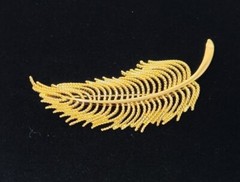 Signed MONET Textured Gold Tone Fern Leaf Feather Brooch Pin Vintage 3.5 Inches