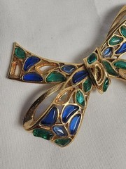 Vintage 60s Crown Trifari Modern Mosaic Blue & Green Poured Glass Bow Pin 3″