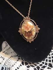 Vtg Sarah Coventry 1977 Rose Marie Cameo Rose Pendant Goldtone 23” Necklace P45