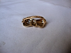 VTG 1970s RIBBON BOW GOLD TONE HINGED W/SAFETY CATCH DRESS/SCARF CLIP