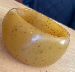Vtg 1960s 70s LUCITE Acrylic Resin Chunky Applesauce Speckled Heavy Bangle 92g
