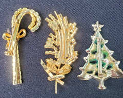 Lot of 7 Vintage Christmas Trees Wreaths Candy Cane French Horn Brooches