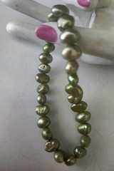IRIDESCENT COLORS OF GREEN, NATURAL PEARL STRETCH BRACELET