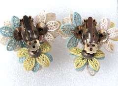 1950’s Retro Rockabilly Plastic Flower Cluster Clip On Earrings Aurora Borealis