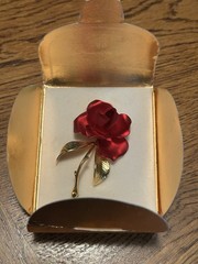 Vintage NOS In Box Cerrito Gold Tone Red Rose Brooch 2 1/4”