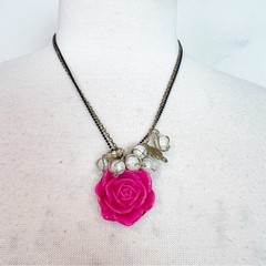 BOUTIQUE BLACK BEADED AND METAL CHAIN NECKLACE WITH PINK ROSE CHARM FAUX PEARLS