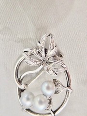 MIKIMOTO SIGNED VINTAGE BRIGHT CLEAN (3) 6 MM CULTURED AKOYA PEARLS STERLING PIN