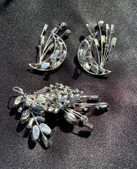 GORGEOUS VINTAGE KARU PALE BLUE RHINESTONE & CLIP EARRINGS PIN SET