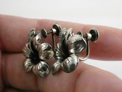 Vintage Danecraft Sterling Silver Hibiscus Flower Screwback Earrings 5.4g .75 In