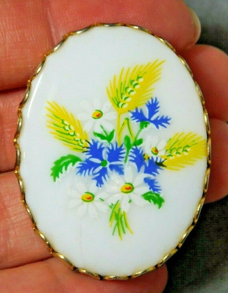 Vintage White Glass Yellow Blue Green Daisy Flowers Cameo Style Gold Tone Brooch