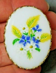 Vintage White Glass Yellow Blue Green Daisy Flowers Cameo Style Gold Tone Brooch