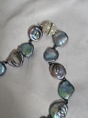 Vtg Iridescent Peacock Pearl Beaded 18″ Necklace Magnetic Rhinestone Clasp