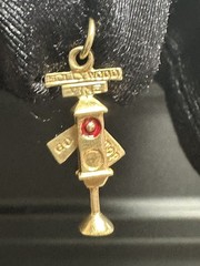 14K Vintage Gold HOLLYWOOD VINE STOP GO YES NO TRAFFIC SIGNAL Pendant Charm 1.8g