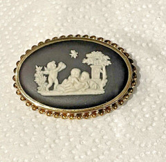EXQUISITE!! – 2 1/4″ Vintage Oblong Wedgwood Black Cherubs Gold Filld BROOCH