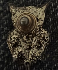 VTG Gold-tone metal articulated owl brooch with rhinestone eyes and dangle chain