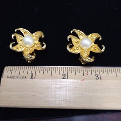 Vintage NATORI Gold Tone Faux Pearl 18 inch Flower Necklace and Earring Set