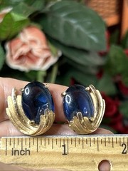 57. Rare Crown TRIFARI Gold tone Blue Oval Cabochon Clip on Earrings 14.7g, 21mm