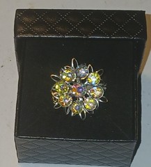 Vintage crystal round flower brooch/ pin