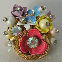 Stunning Vintage Gold tone Rhinestone w/Enamel Flowers w/Round Gold Mesh Pin