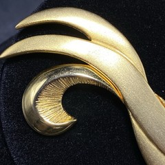 Vintage Tona Brooch Matte Shiny Goldtone Swirl 3-1/8″ Long