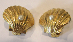 Vtg 2 pc Jewelry Set HOBE’ Large Gold Tone Shell w/Faux Pearl Pin/Pendant &ER’s