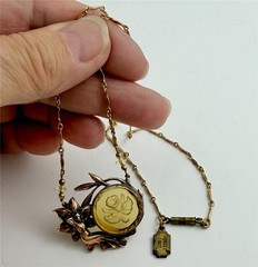 1970’s Pididdly Links Art Nouveau Floral Glass Cameo Fairy Pendant Necklace 18″