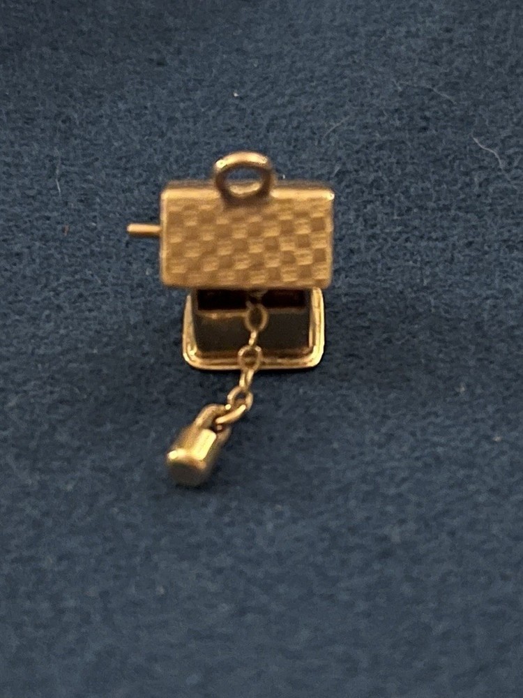 14k Vintage Yellow Gold Mini 3D Movable Wishing Well