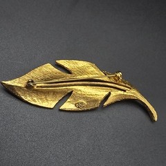 LG Lind Gal Leaf Brooch Gold Tone Black Enamel Vintage Costume Jewelry