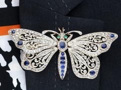 6.25Ct Basaltic Sapphire 0.24Ct Emerald 7.30Ct Diamond 15k Yellow Gold Brooch
