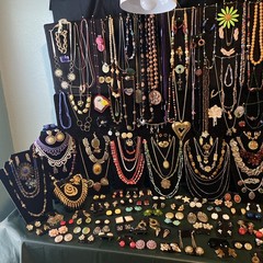 Fabulous 443 Piece Lot Of Vintage + Modern Fashion Costume Jewelry Nice Pieces